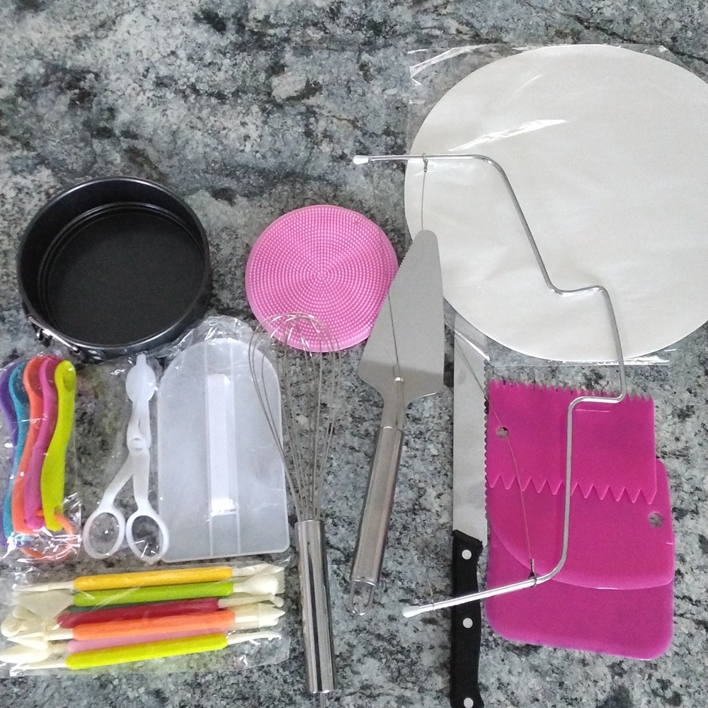 NEW cake decorating set